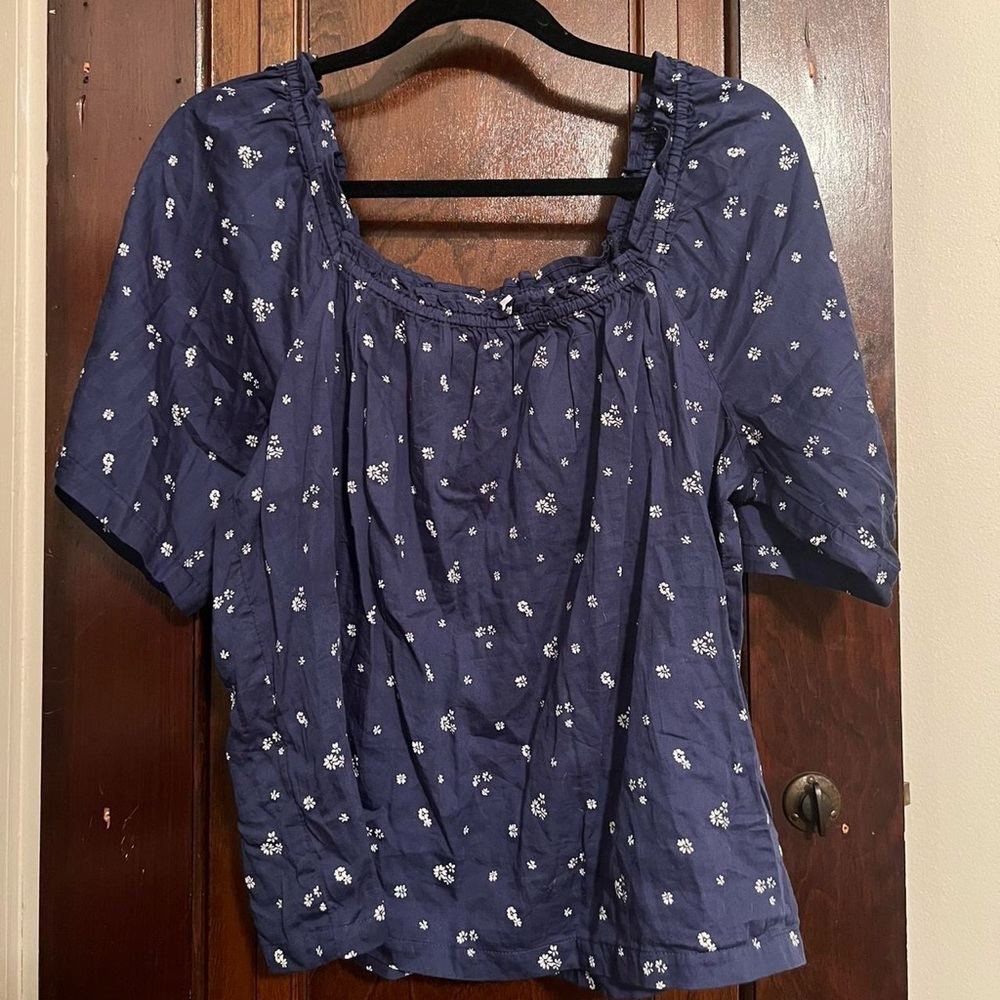 Gap Square neck, short-sleeved shirt, size m in navy blue with white flowers.